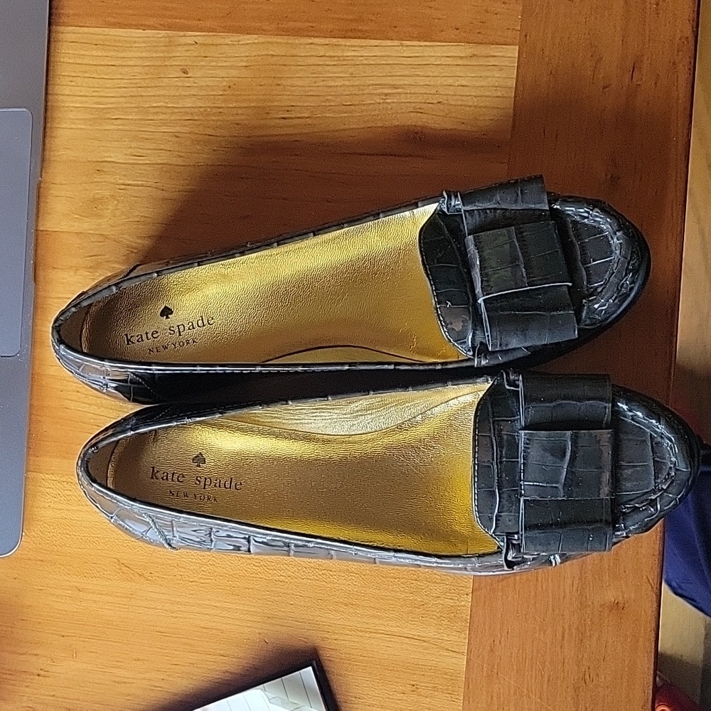 Kate Spade Connie gray/olive crocodile patent leather loafer 7.5